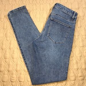 H&M | Mid Waist Jeans.    D